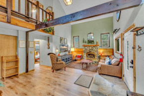 Tahoe City Retreat Forest Views and Fireplace